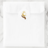 Sticker Rond Celestial Hand Holding the Moon – Minimal Cosmic D (Sac)