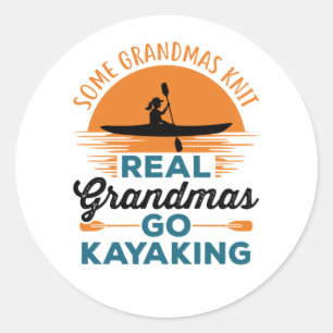 Sticker Rond Certains Grandmas Knit Real Grandmas Go Kayak