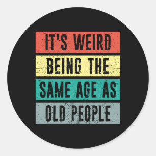 Sticker Rond C'Est Bizarre D'Être Le Même Âge Que Le Vieux St D