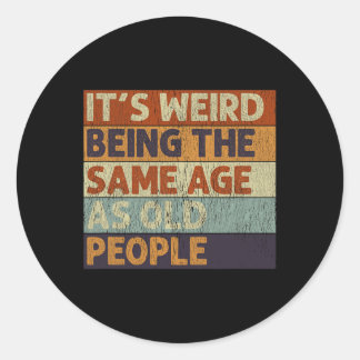 Sticker Rond C'est bizarre d'être le même âge que les personnes