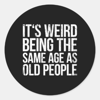 Sticker Rond C'Est Étrange D'Être Le Même Âge Que Les Personnes