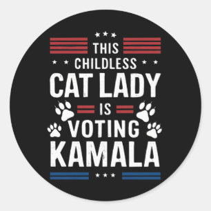 Sticker Rond Cette dame au chat sans enfant vote Kamala 2024