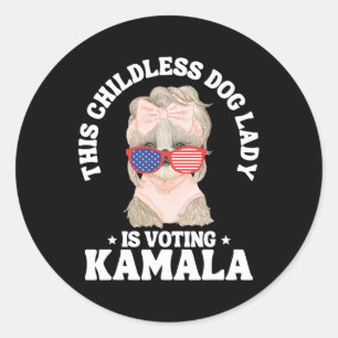Sticker Rond Cette Dame De Chien Sans Enfant Vote Kamala 2024 F