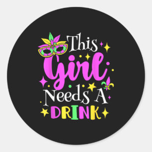 Sticker Rond Cette Fille A Besoin D'un Verre Mardi Gras Party D