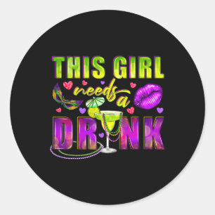 Sticker Rond Cette Fille A Besoin D'Un Vin À Boire Mardi Gras F