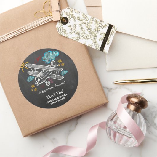 Sticker Rond Chalkboard Adventure Attend le Baby shower d'avion (Cadeaux)