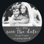 Sticker Rond Chalkboard ENREGISTRER LA DATE Chalk Mariage Photo<br><div class="desc">Chalkboard ENREGISTREZ LES Stickers Photo Mariage DE LA DATE Chalk. Invitations correspondantes disponibles.</div>