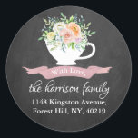 Sticker Rond Chalkboard Floral Tea Adresse de retour<br><div class="desc">Ajoutez facilement votre adresse de retour en utilisant ces autocollants simples mais très tendance. Ce design unique présente votre nom et votre adresse avec une élégante teacup florale sur un arrière - plan à effet de tableau noir.</div>