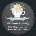 Sticker Rond Chalkboard Floral Tea Adresse de retour<br><div class="desc">Ajoutez facilement votre adresse de retour en utilisant ces autocollants simples mais très tendance. Ce design unique présente votre nom et votre adresse avec une élégante teacup florale sur un arrière - plan à effet de tableau noir.</div>