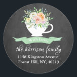 Sticker Rond Chalkboard Floral Tea Adresse de retour<br><div class="desc">Ajoutez facilement votre adresse de retour en utilisant ces autocollants simples mais très tendance. Ce design unique présente votre nom et votre adresse avec une élégante teacup florale sur un arrière - plan à effet de tableau noir.</div>