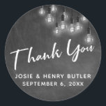 Sticker Rond Chalkboard moderne & Edison Lights Merci<br><div class="desc">Dans ce joli design sur le thème du mariage, j'ai utilisé une police de calligraphie élégante et moderne pour créer un Merci de lecture de typographie blanche superposé. L'arrière - plan était couvert d'une image représentant un tableau de bord texturé. Superposition qui est un amas de lumières Edison vintage rondes...</div>