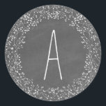 Sticker Rond Chalkboard Monogramme Mariage du souffle du bébé<br><div class="desc">Un élégant autocollant de mariage rustique qui illustre le souffle du bébé sur un arrière - plan inspiré par un tableau de marchettes. Personnalisez avec votre monogramme.</div>