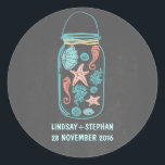Sticker Rond Chalkboard plage mason jarre mignonette autocollan<br><div class="desc">Décontracté et joli tableau noir collants de mariage de plage avec pot en maçon plein de coquillages</div>