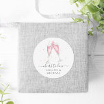Sticker Rond Champagne rose "Cheval to Love" Personnalisé<br><div class="desc">Des autocollants festifs et élégants pour votre fête de fiançailles,  un dîner de répétition ou un mariage présentent une paire de verres de champagne clinquants en aquarelle,  remplis de bulles roses. Personnalisez avec deux lignes de texte personnalisé en dessous ; avec "applaudissements à l'amour" et les noms du couple.</div>