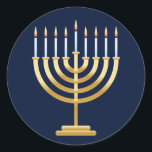 Sticker Rond Chanoukah menorah<br><div class="desc">Porte-bougie juive menorah avec bougies sur arrière - plan bleu.</div>