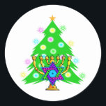 Sticker Rond Chanukkah et Noël<br><div class="desc">Doté d'une chanoukah menorah devant un sapin de Noël qui fait ressortir l'esprit des fêtes.</div>