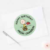 Sticker Rond Charlie Brown avec le plat de Snoopy | Joyeux anni (Enveloppe)