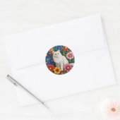 Sticker Rond Chat Blanc Fluffy et Fleurs d'Art Populaire (Enveloppe)