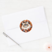 Sticker Rond Chat De Poupée En Écharpe D'Automne Avec Feuilles  (Enveloppe)