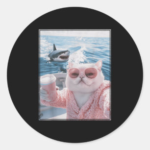 Sticker Rond Chat Gras Sur Un Bateau À Voile Avec Requin Drôle