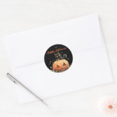 Sticker Rond Chat noir mignon sur Halloween Citrouille (Enveloppe)