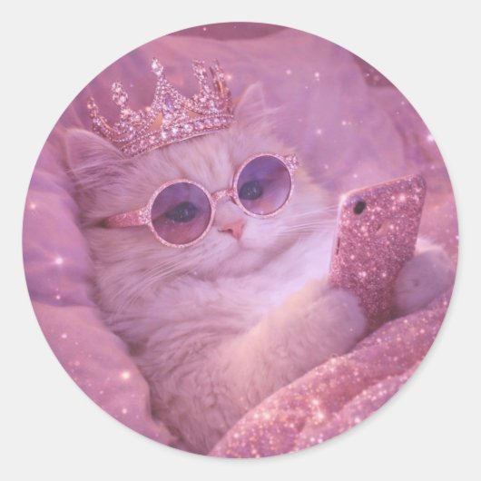 Sticker Rond Chat Princesse Gâtée en Train d'Envoyer des Textos (Devant)