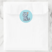 Sticker Rond Chat tabby gris grincheux sur fond bleu (Sac)