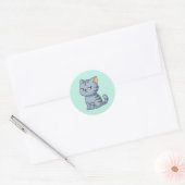 Sticker Rond Chat tabby gris grincheux sur fond vert (Enveloppe)