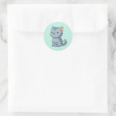 Sticker Rond Chat tabby gris grincheux sur fond vert (Sac)