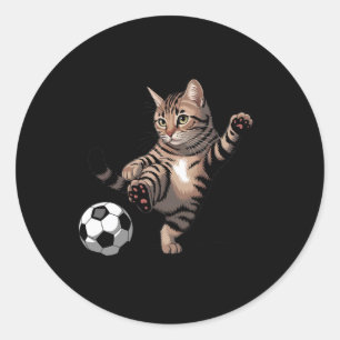 Sticker Rond Chat tigré rayé donnant des coups de pied au footb