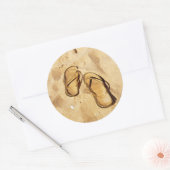 Sticker Rond chaussons dorés sur la plage (Enveloppe)