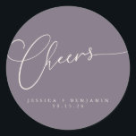 Sticker Rond Cheers Minimal Dusty Purple Script Personnalisé Ma<br><div class="desc">Sticker rond classique minimaliste Dusty Purple Script personnalisé Mariage</div>