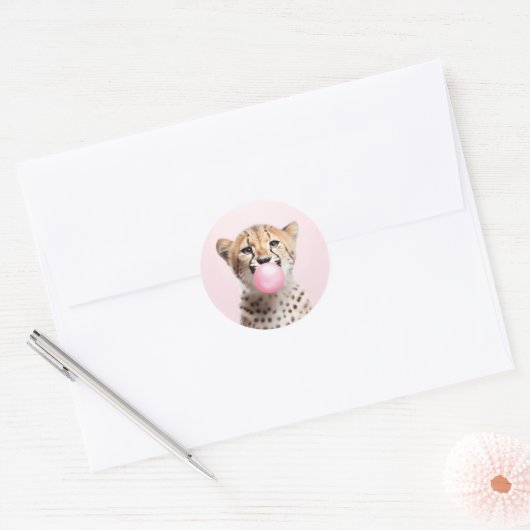 Sticker Rond Cheetah soufflant rose bulle gomme jouant (Enveloppe)