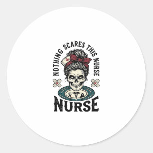 Sticker Rond Chemise d'infirmière Halloween Graphique de crâne