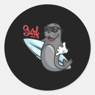 Sticker Rond Chemise drôle de surf. Phoque de surf Catroon Hang