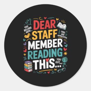 Sticker Rond Cher Membre Du Personnel Qui Lit Ce Bureau De Moti
