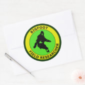 Sticker Rond Chercheur sur le terrain de Bigfoot (Enveloppe)