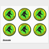 Sticker Rond Chercheur sur le terrain de Bigfoot (Feuille)