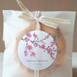 Sticker Rond Cherry Blossom Mariage<br><div class="desc">Créez un ensemble unique d'autocollants de mariage monogramme sur le thème de la floraison de cerisiers. Tous les éléments de cet élément sont déverrouillés et personnalisables,  alors amusez-vous à le créer et à le faire vous-même.</div>