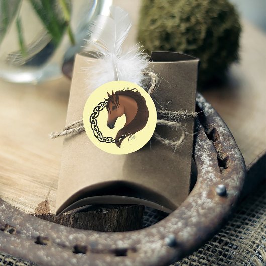 Sticker Rond Cheval Brown celtique Jaune
