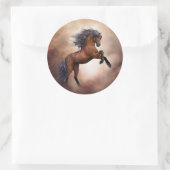 Sticker Rond Cheval brun friésien s'élevant avec des nuages bru (Sac)