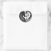 Sticker Rond Chevaux Noirs et Blancs 🐴 Duo Équestre Élégant Ar (Sac)