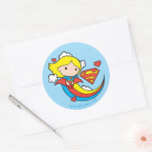 Sticker Rond Chibi Supergirl volant arc-en-ciel (Enveloppe)