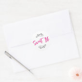 Sticker Rond Chic Doodle Moderne Écriture Rose Chaud Sweet 16 (Enveloppe)