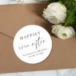Sticker Rond Chic Heureux Jamais Après Mariage<br><div class="desc">Un autocollant chic pour sauvegarder les dates,  les invitations de mariage,  les cartes de remerciement,  les faveurs et la correspondance avec "Happily Ever After" dans un mélange d'un script moderne et une typographie élégante,  vos noms et date mariage.</div>