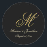 Sticker Rond Chic or Monogramme Mariage noir<br><div class="desc">Ces élégants autocollants de mariage monogramme noir sur mesure ajoutent une touche de classe à vos mailings mariages et favorisent les cadeaux. Le modèle design chic présente l'initiale monogramme du nom de famille du marié ainsi que les prénoms de la mariée et du marié et la date du mariage en...</div>