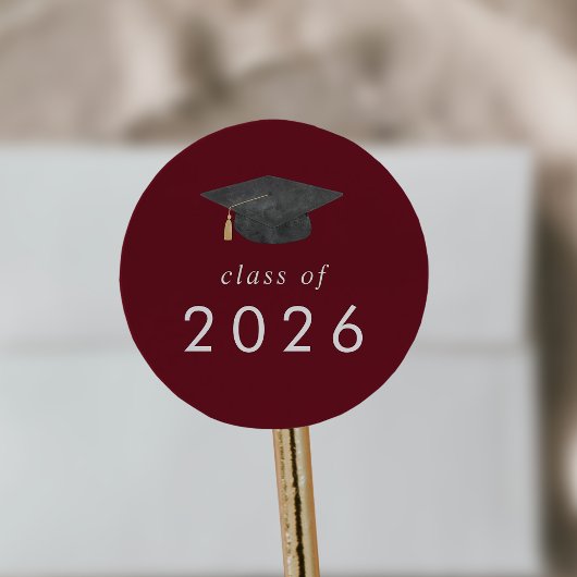 Sticker Rond Chic Red Grad Casquette Classe de 2025 Graduation