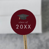 Sticker Rond Chic Red Grad Casquette Classe de 2025 Graduation