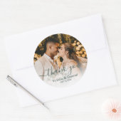 Sticker Rond Chic Sage Green Script Mariage Photo Merci (Enveloppe)