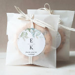 Sticker Rond Chic Verdure Monogramme Mariage Faveur<br><div class="desc">Ajoutez un détail élégant à vos faveurs de mariage avec cet élégant autocollant de étiquette monogramme de verdure. Design élégant mais minimal et simple avec des branches vertes délicates d'aquarelle Eucalyptus avec des feuilles présentant les initiales du couple et une ligne de texte supplémentaire, idéal pour une date ou un...</div>